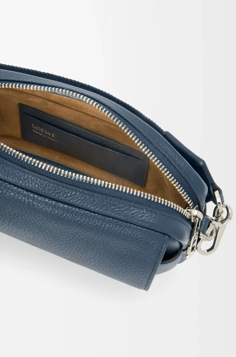 kleine pebble messenger bag aus geschmeidigem genarbtem kalbsleder indigogefärbt
