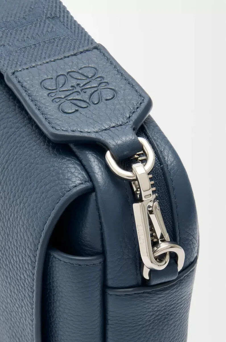 kleine pebble messenger bag aus geschmeidigem genarbtem kalbsleder indigogefärbt