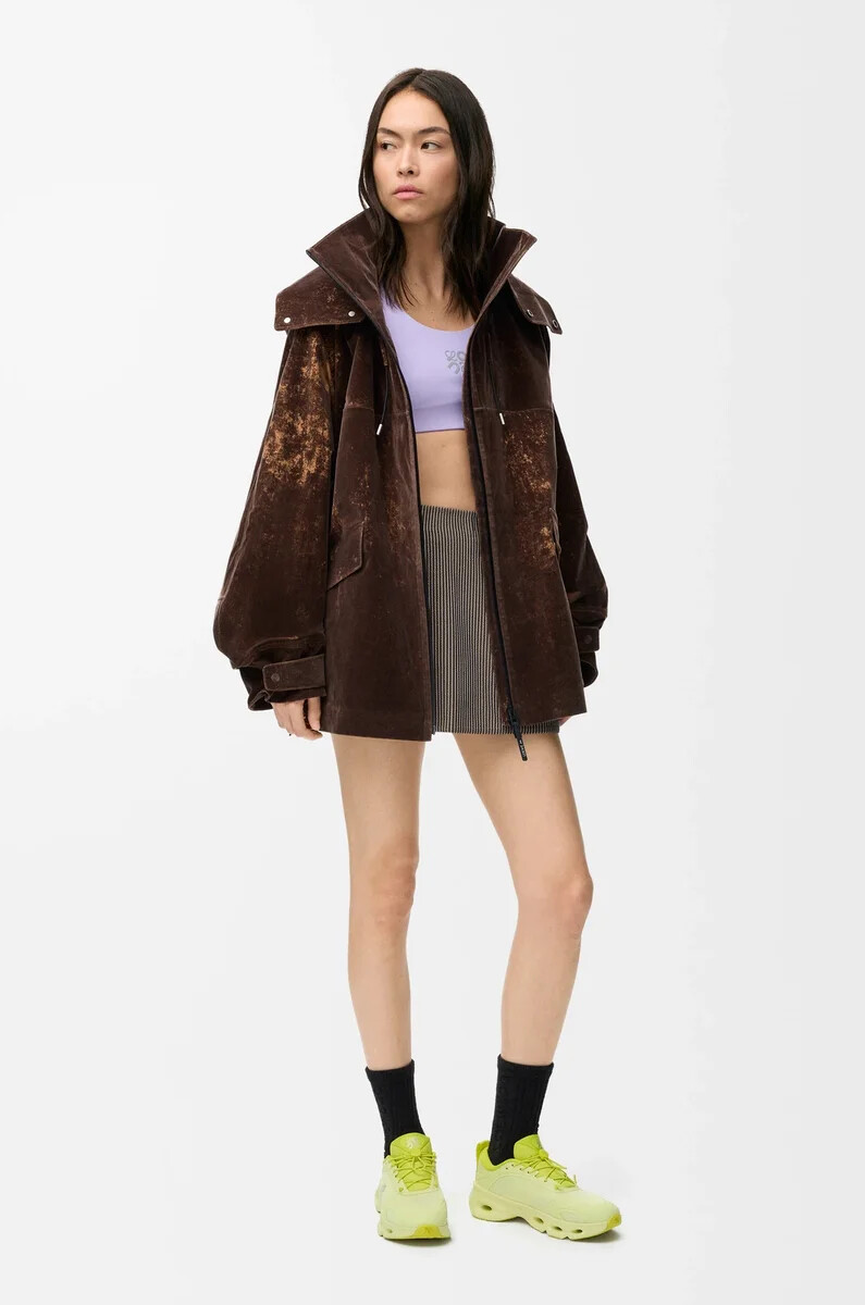 jacke aus beflocktem funktionsmaterial in schokoladenbraun