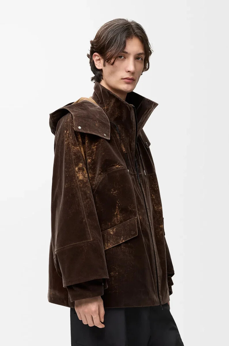 jacke aus beflocktem funktionsmaterial in schokoladenbraun