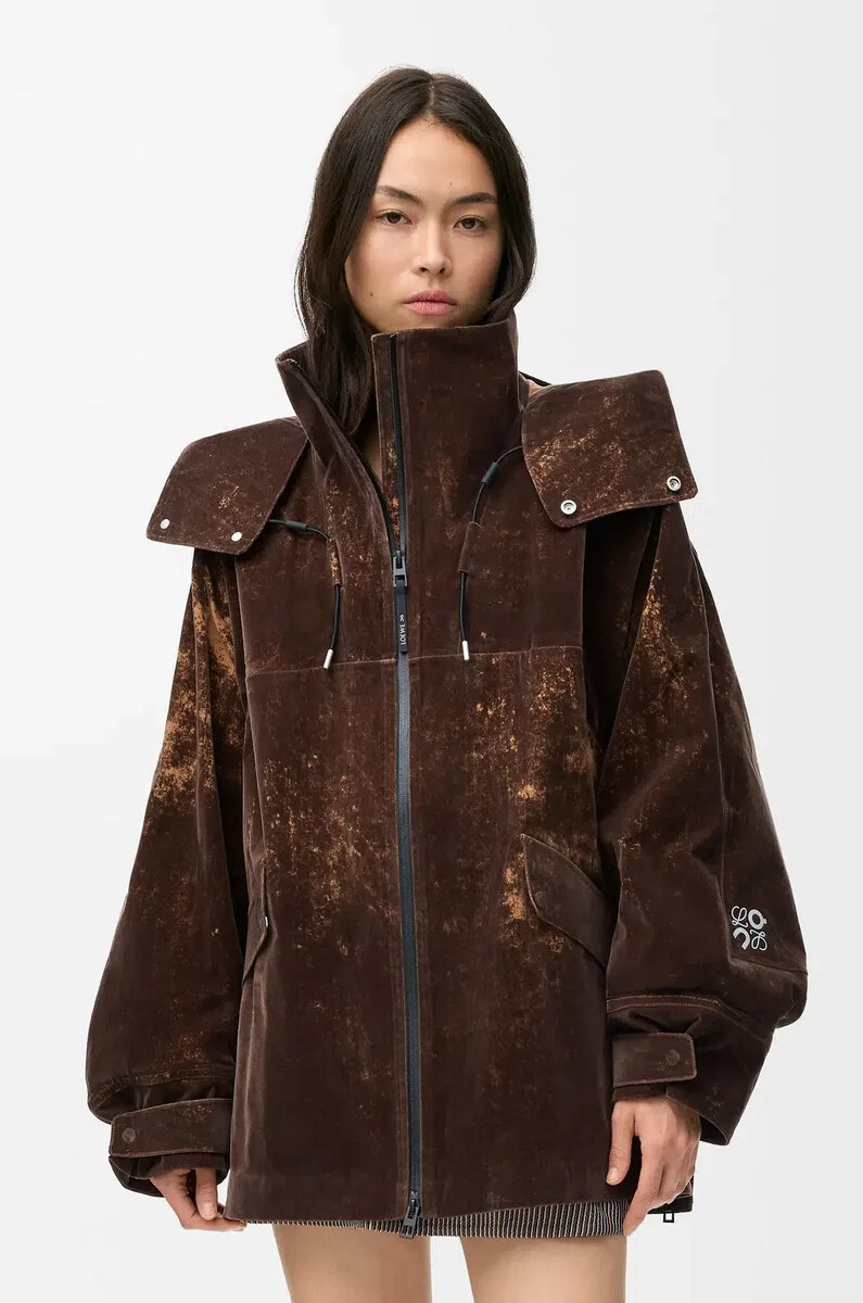 jacke aus beflocktem funktionsmaterial in schokoladenbraun