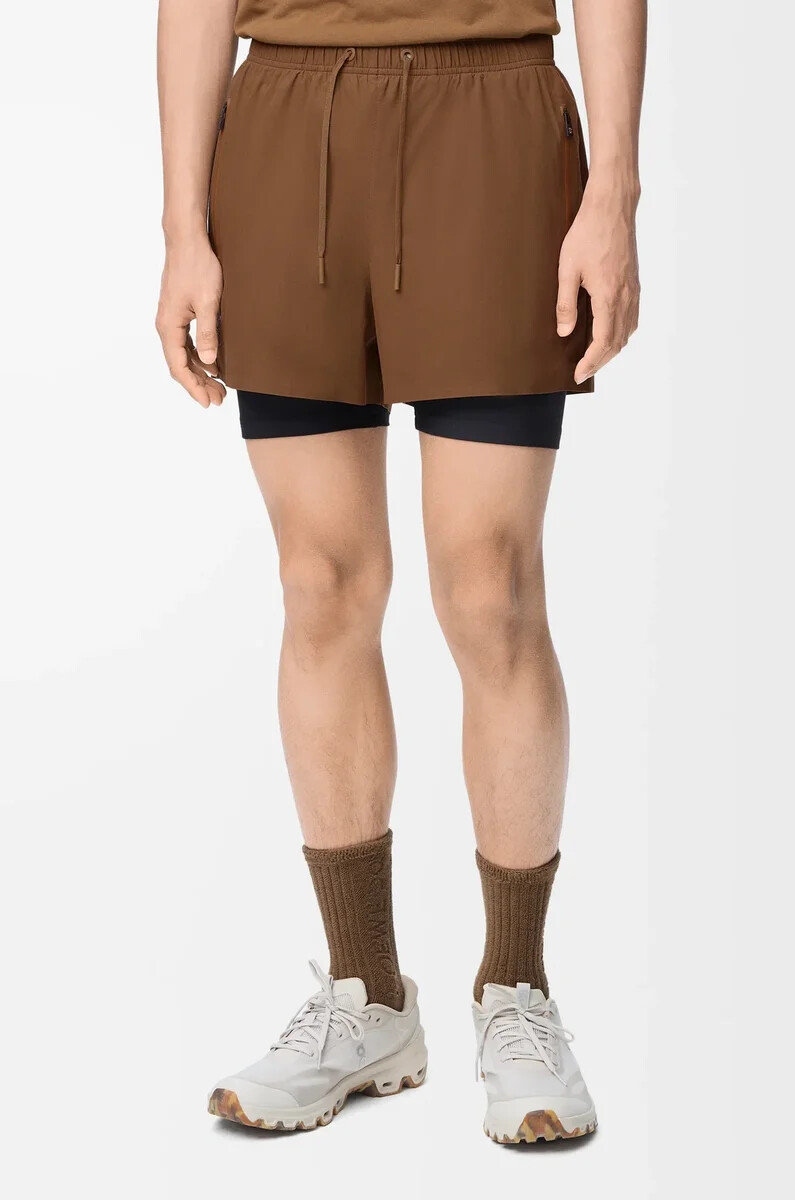 performance-shorts aus technischem shellmaterial toffee