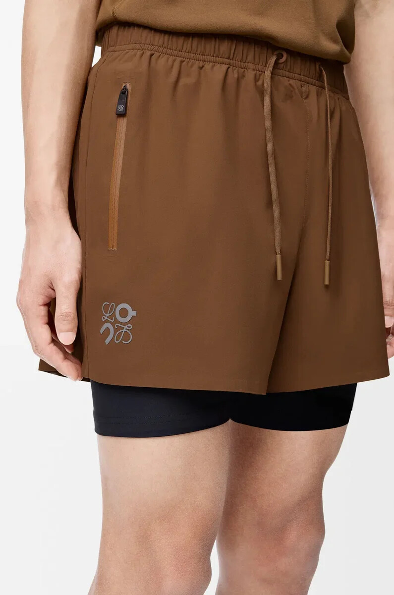 performance-shorts aus technischem shellmaterial toffee