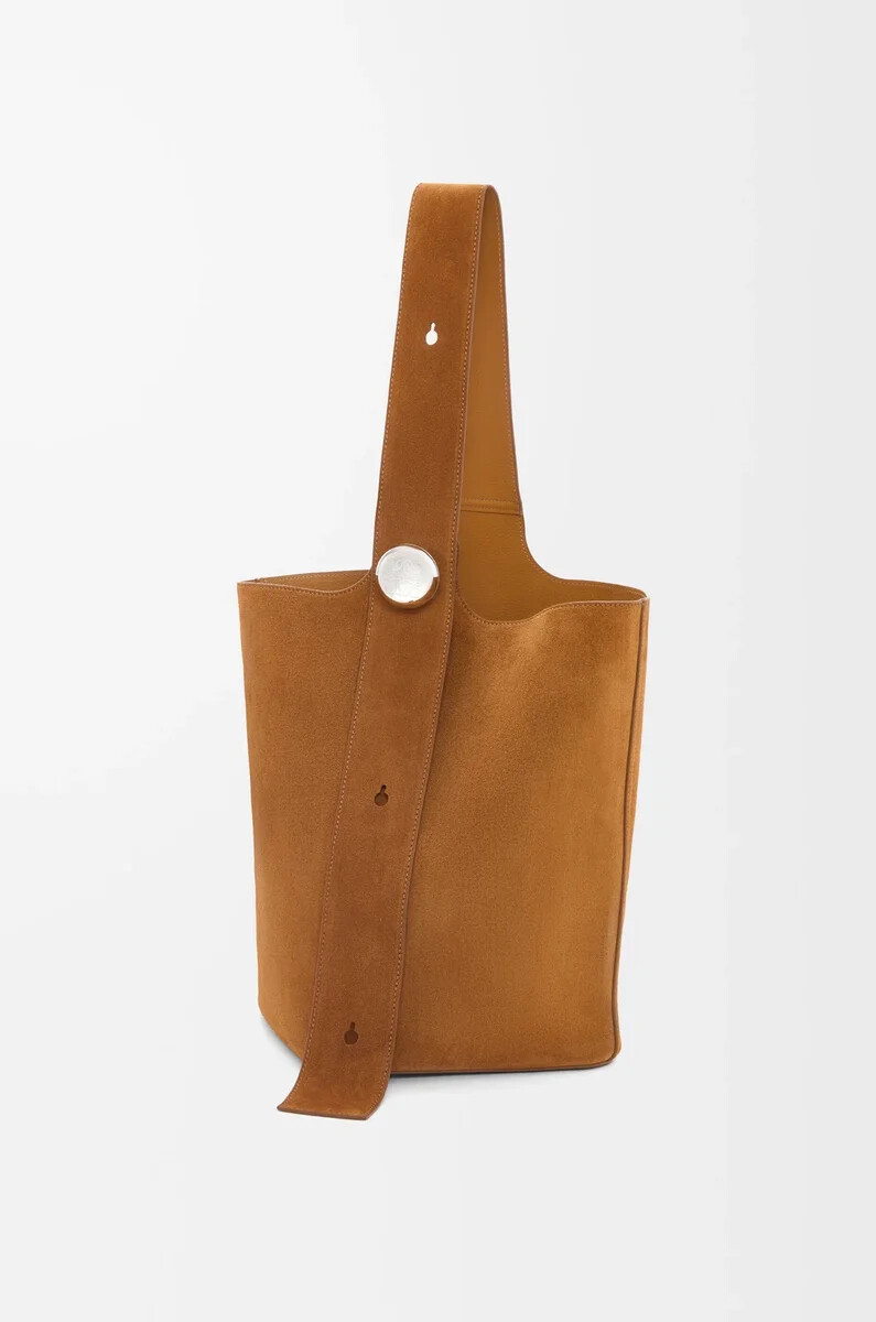 große pebble-bucket-bag aus wildleder-kalbsleder in tabak