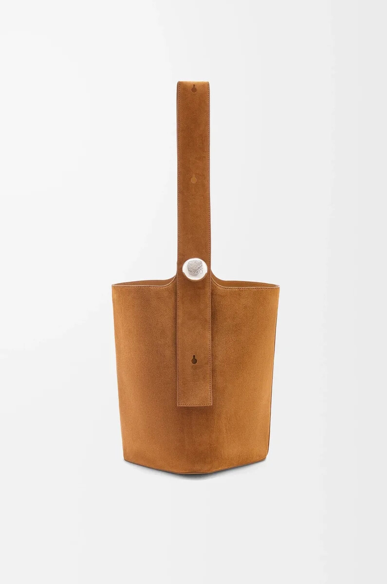 große pebble-bucket-bag aus wildleder-kalbsleder in tabak