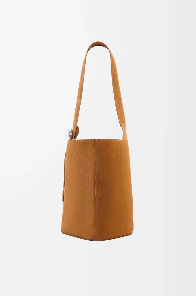 große pebble-bucket-bag aus wildleder-kalbsleder in tabak