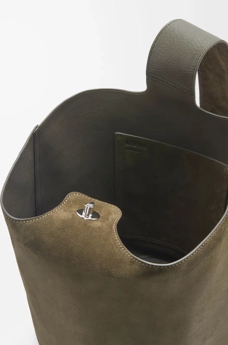 große pebble-beuteltasche aus wildleder-kalbsleder in dunkeloliv