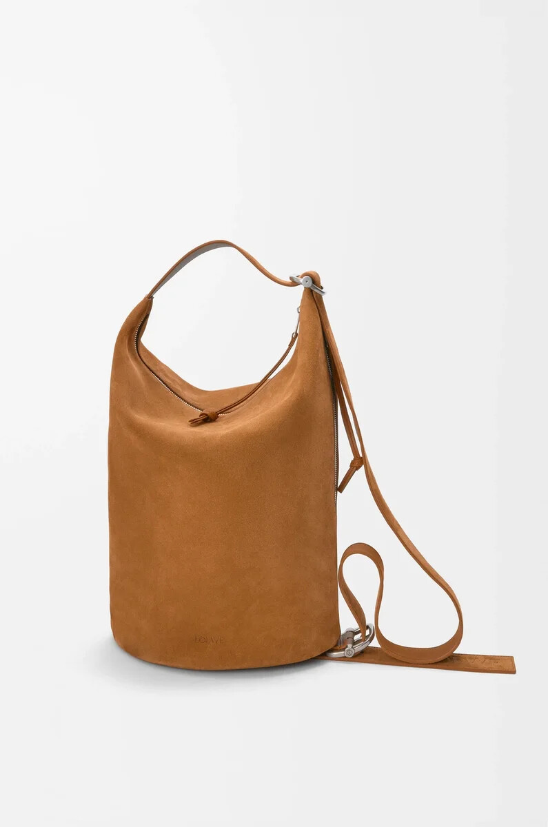 loop bucket bag aus wildleder-kalbsleder tabak