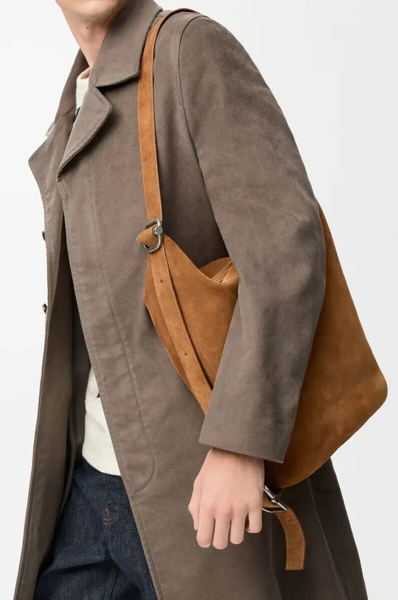loop bucket bag aus wildleder-kalbsleder tabak