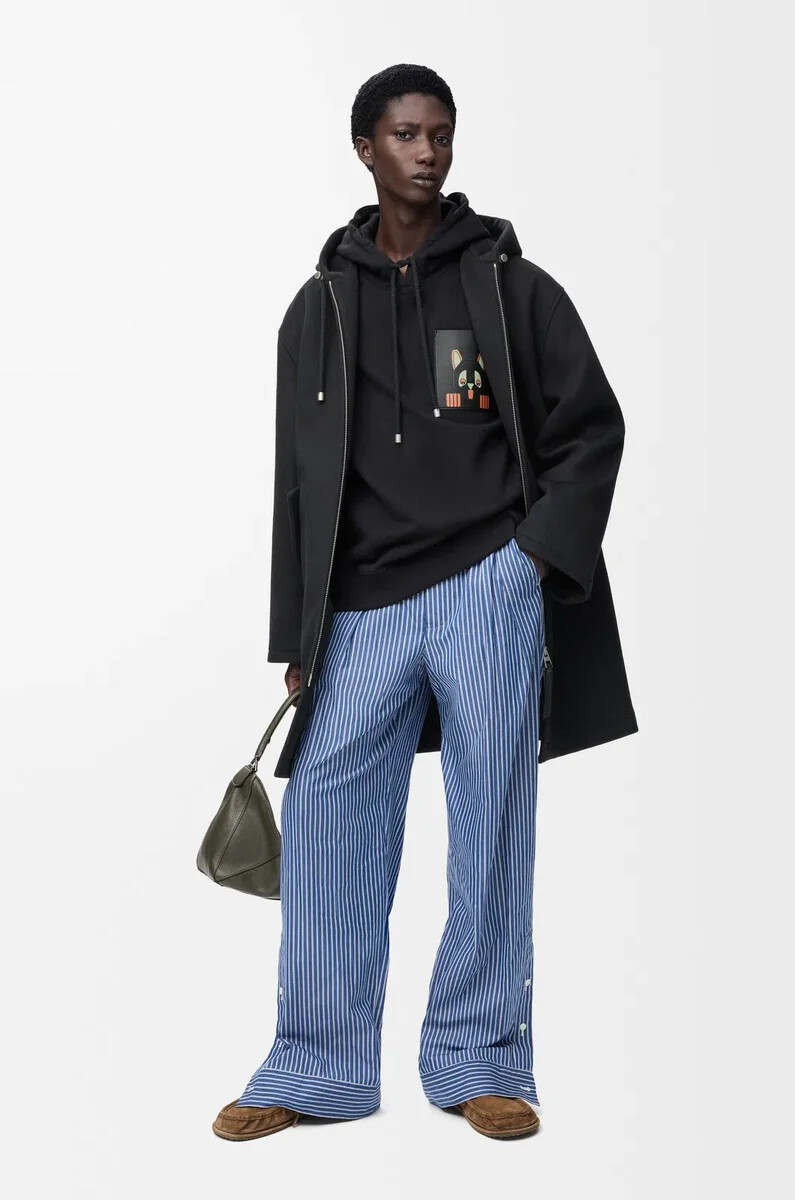 schwarzer hoodie aus baumwolle mit lässiger passform