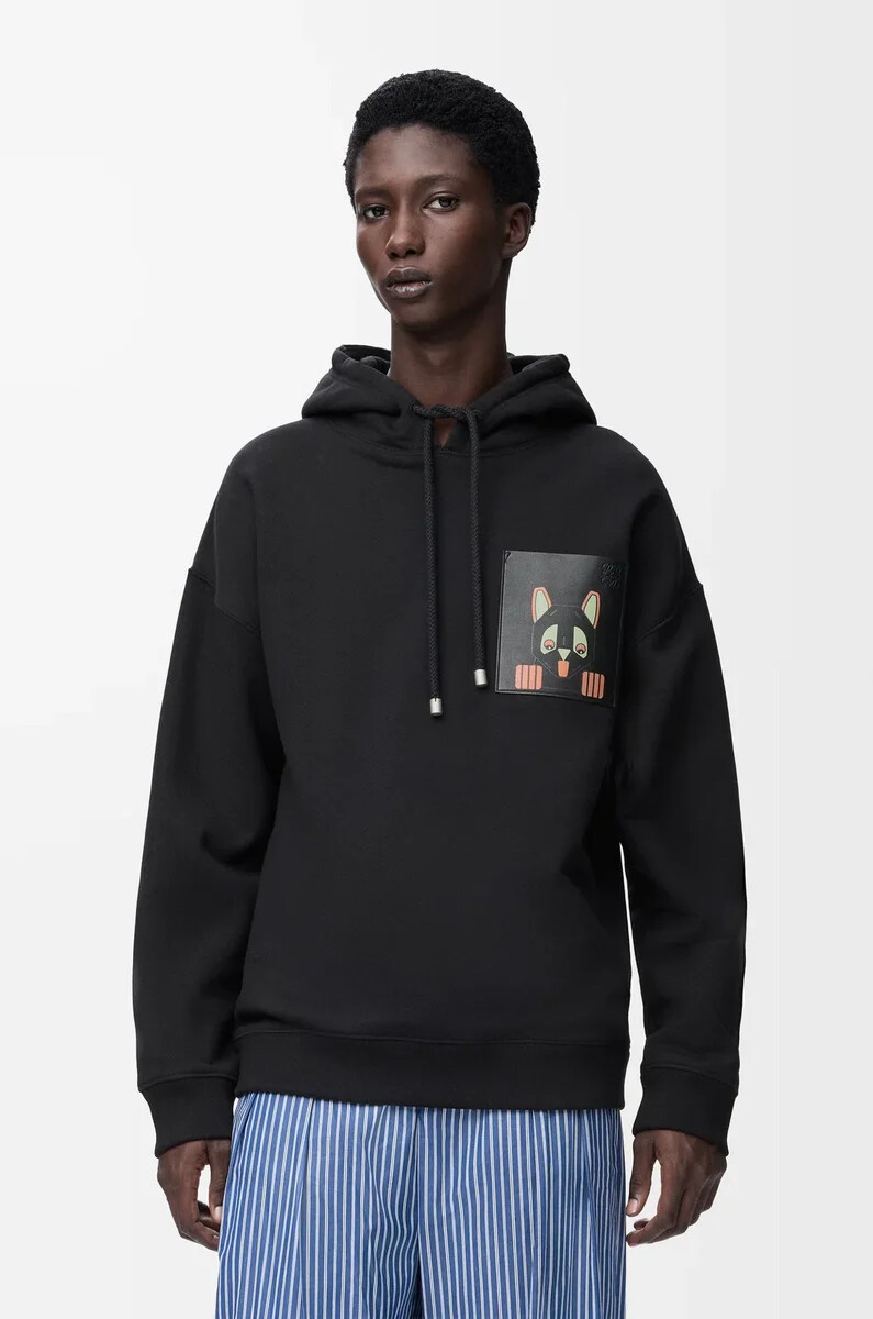 schwarzer hoodie aus baumwolle mit lässiger passform