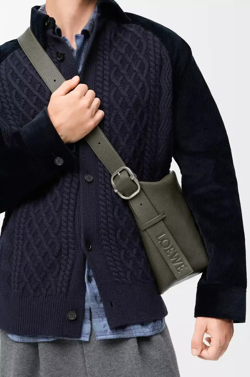 loop hobo-tasche aus geschmeidigem genarbtem kalbsleder in dunkelkhaki