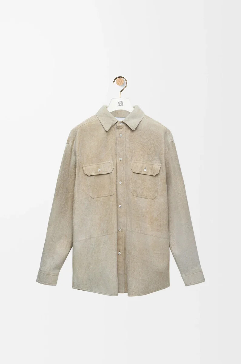weißes overshirt aus wildlederlammleder