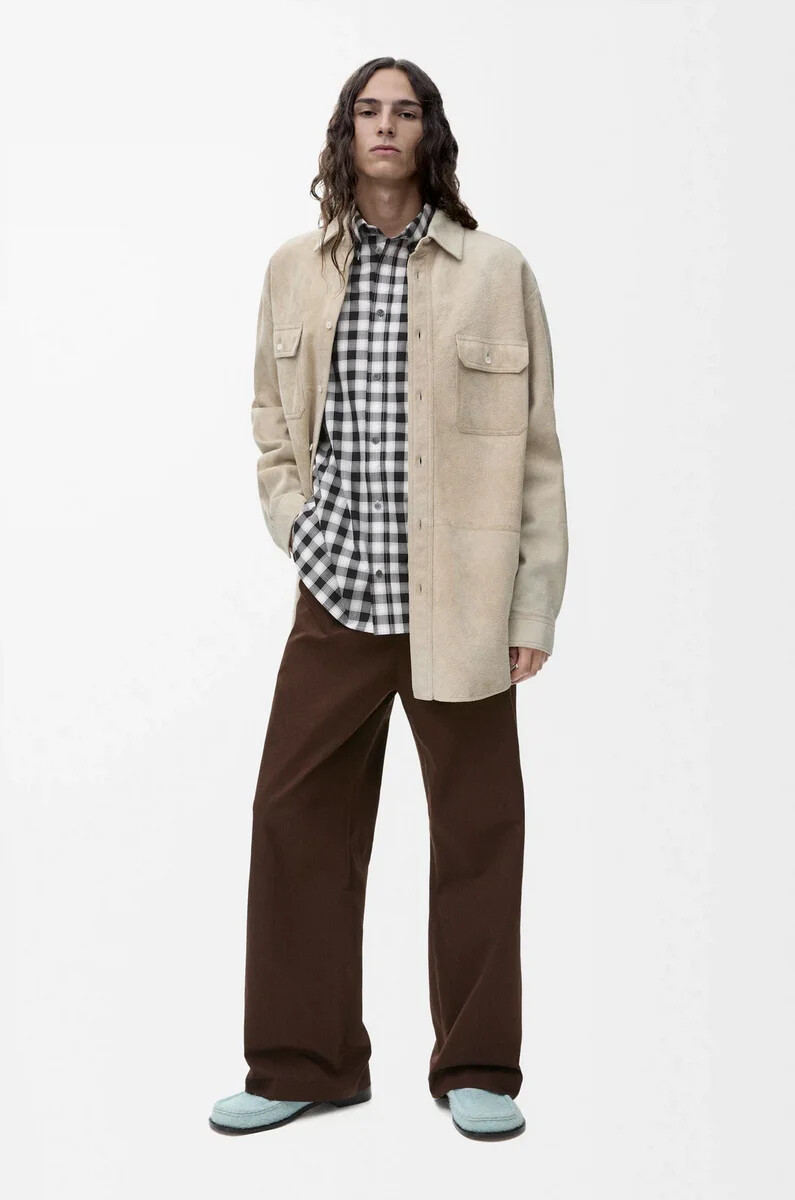 weißes overshirt aus wildlederlammleder