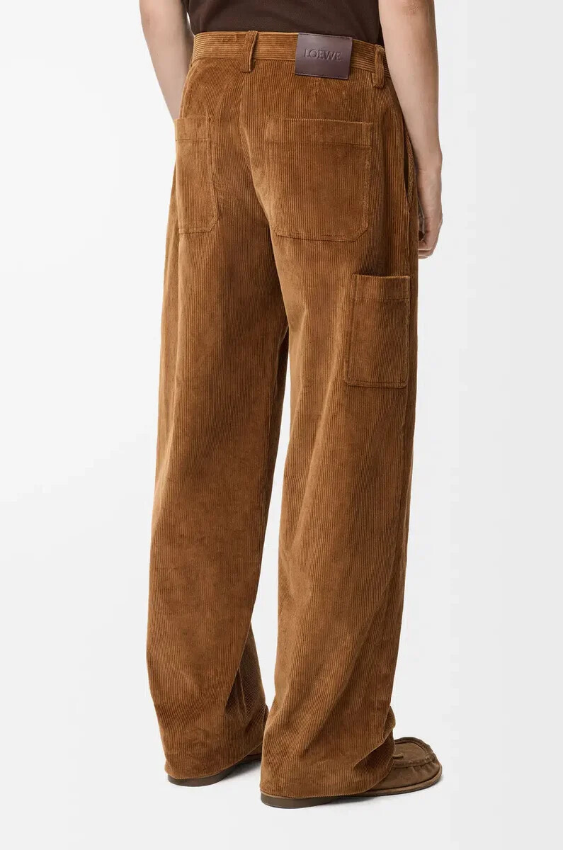hose aus braunem baumwollstoff