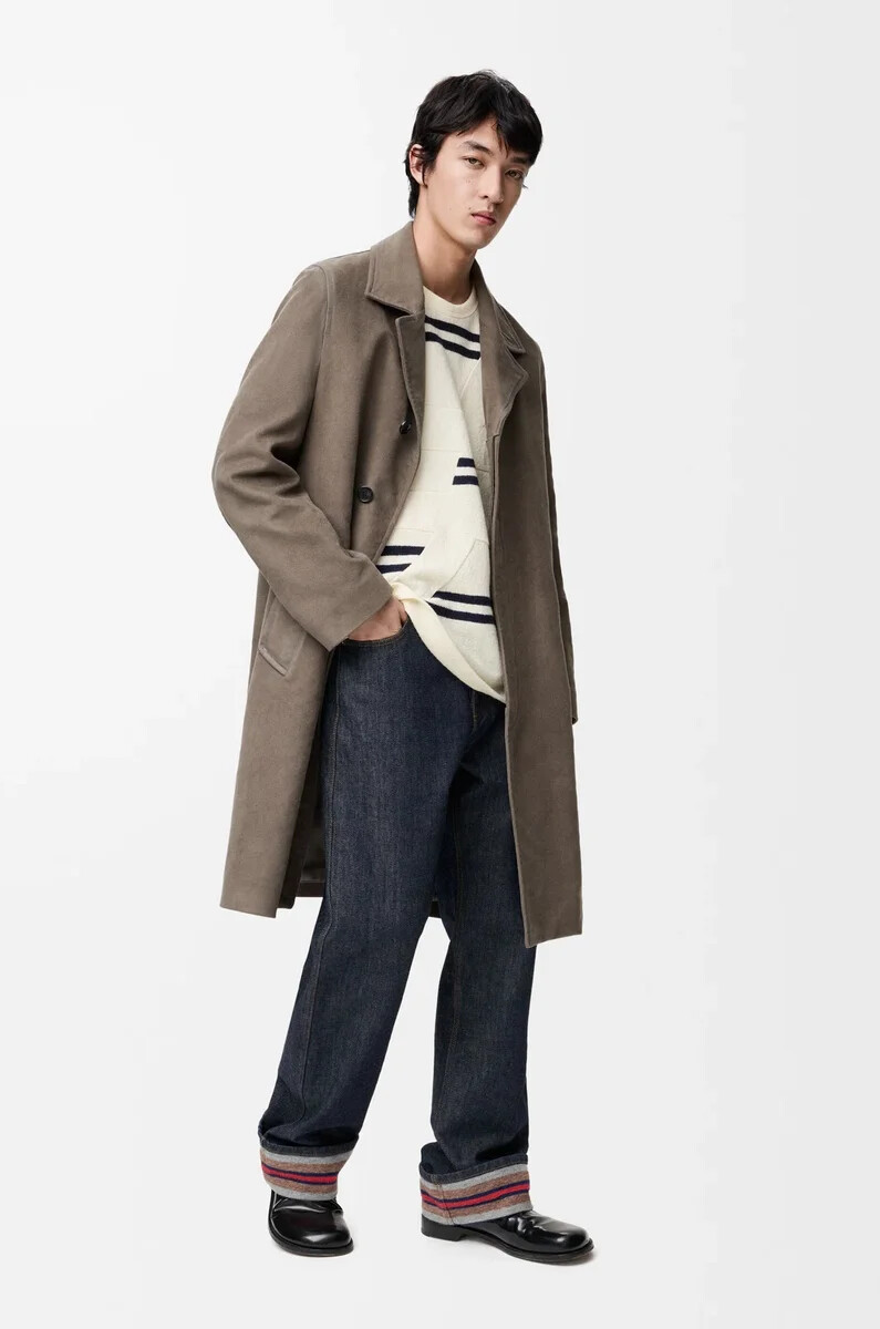umgeschlagene jeans aus raw denimblau