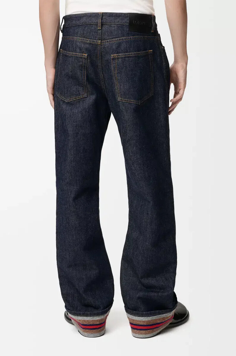 umgeschlagene jeans aus raw denimblau