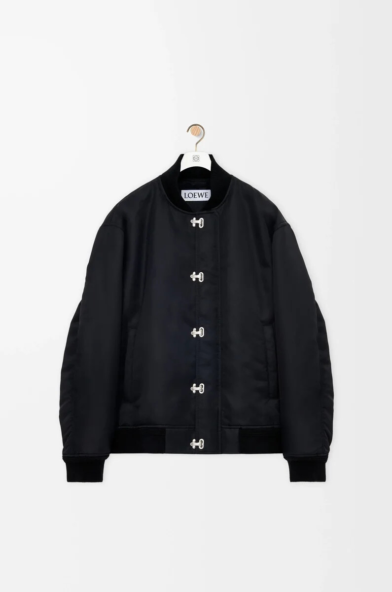 schwarze nylonjacke