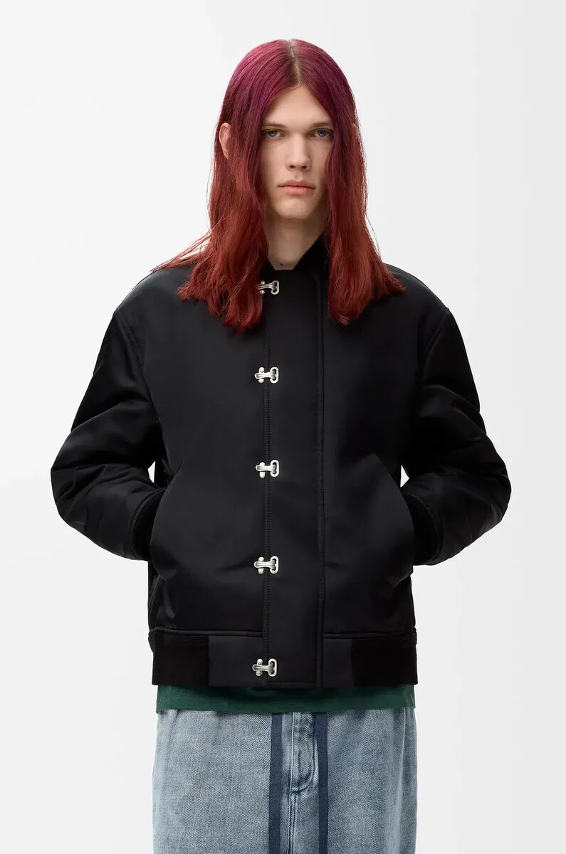 schwarze nylonjacke