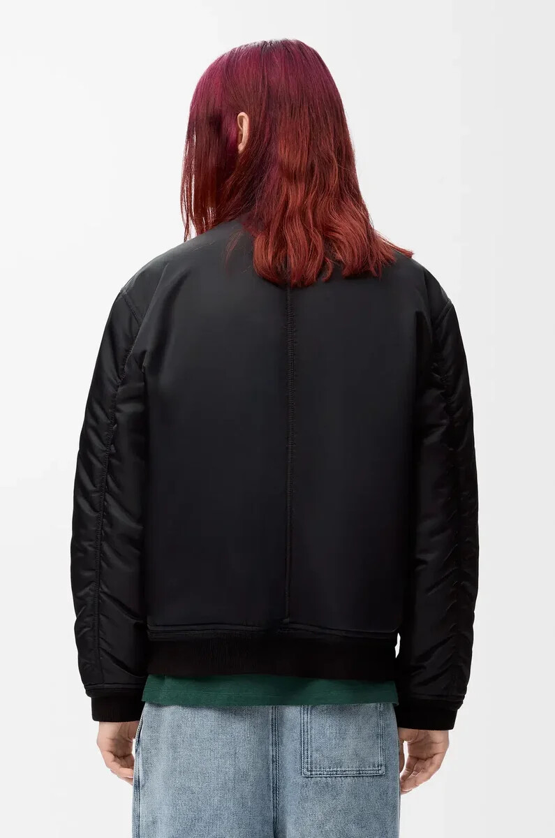 schwarze nylonjacke