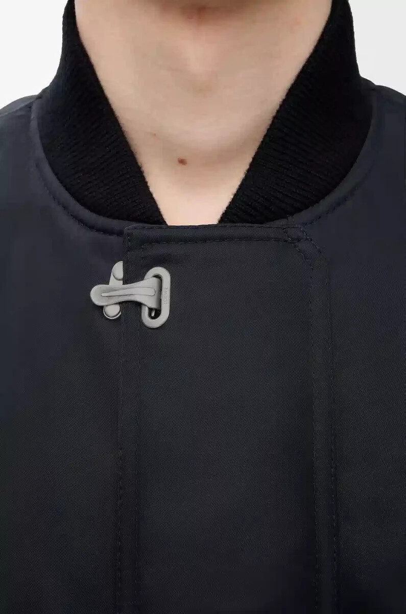 schwarze nylonjacke