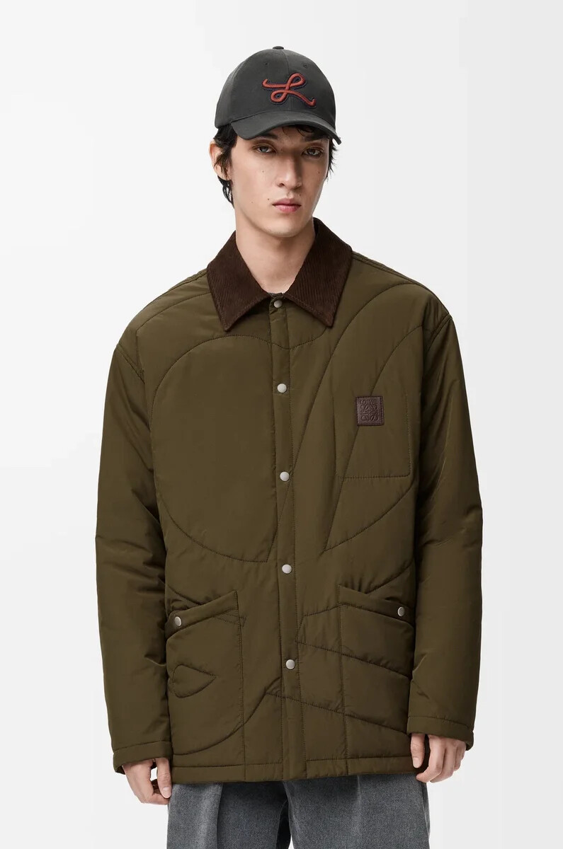 wattiertes overshirt aus technischem shellmaterial in khakigrün