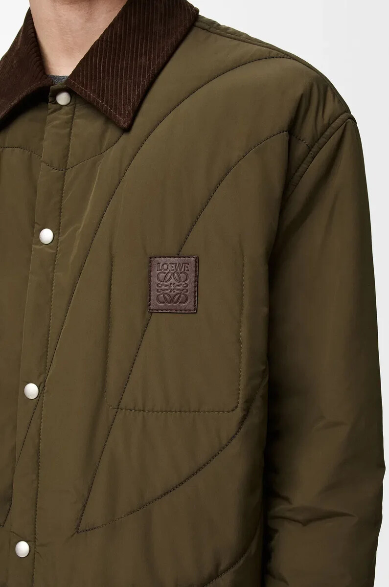 wattiertes overshirt aus technischem shellmaterial in khakigrün