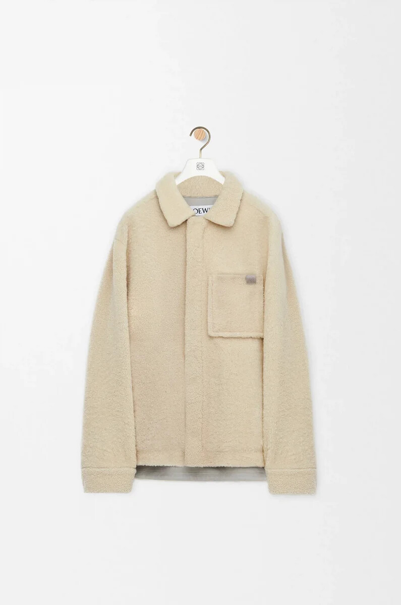 overshirt aus hellgrauem shearling