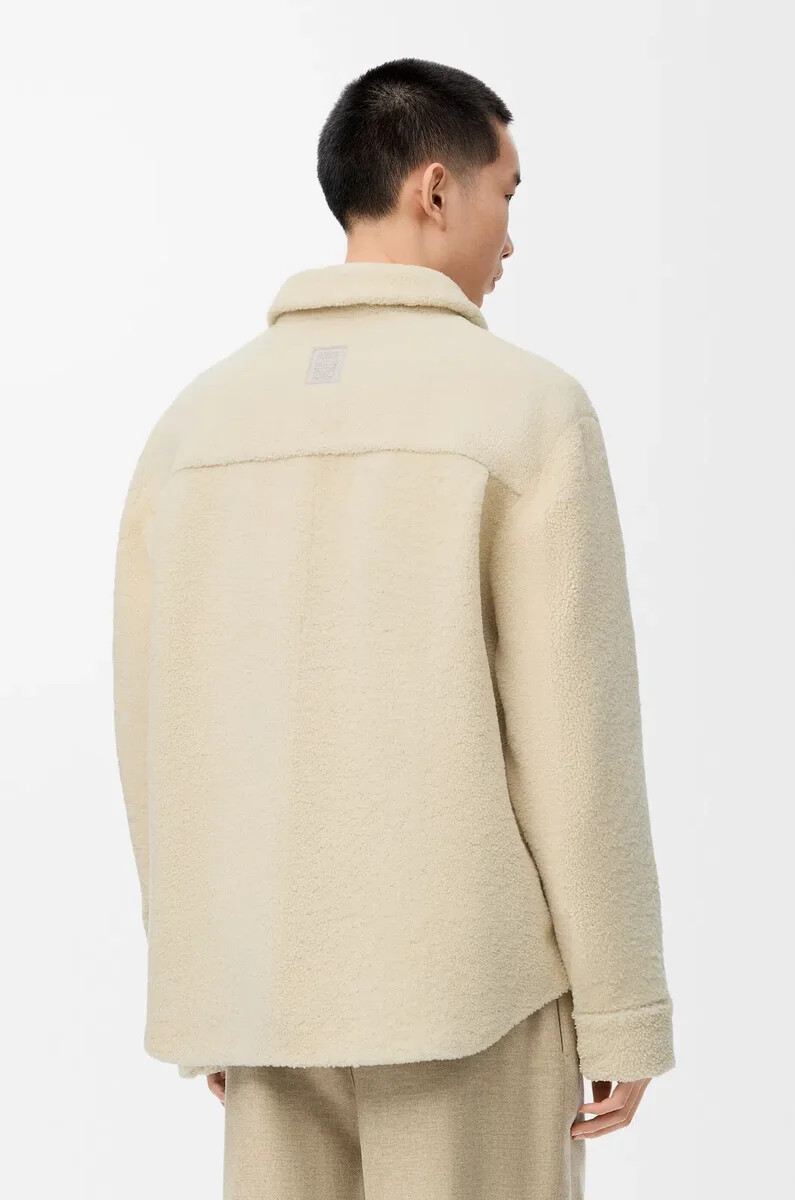 overshirt aus hellgrauem shearling