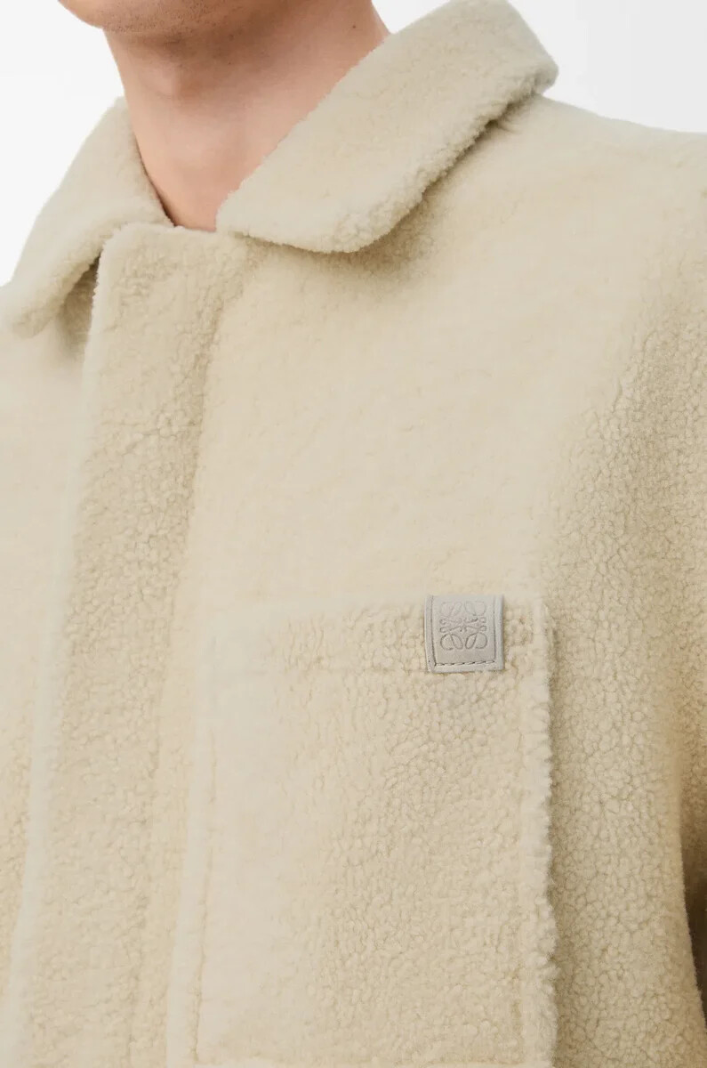overshirt aus hellgrauem shearling