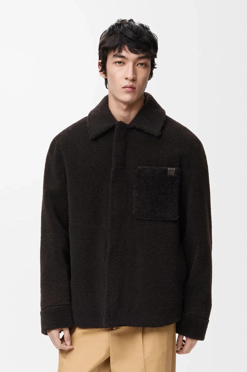 overshirt aus shearling in dunkelbraundunkelbraun