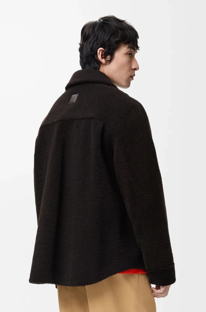 overshirt aus shearling in dunkelbraundunkelbraun