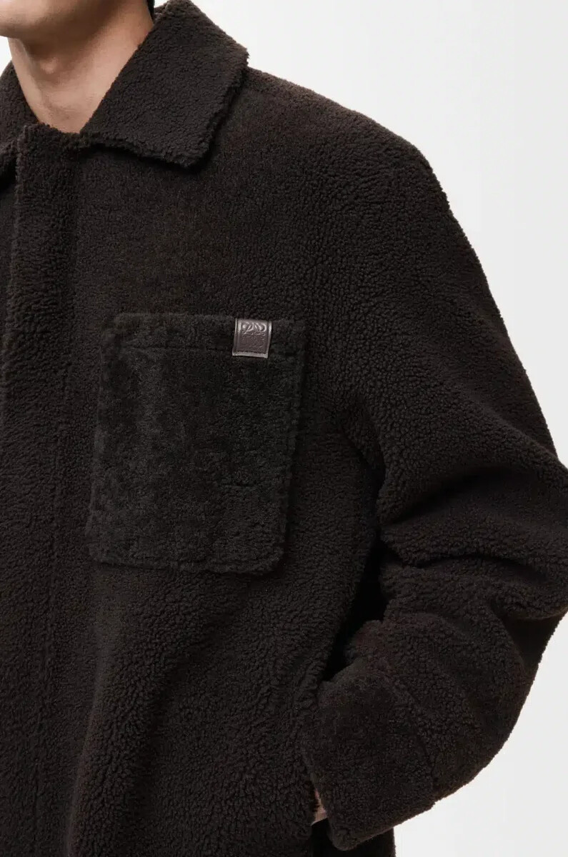 overshirt aus shearling in dunkelbraundunkelbraun