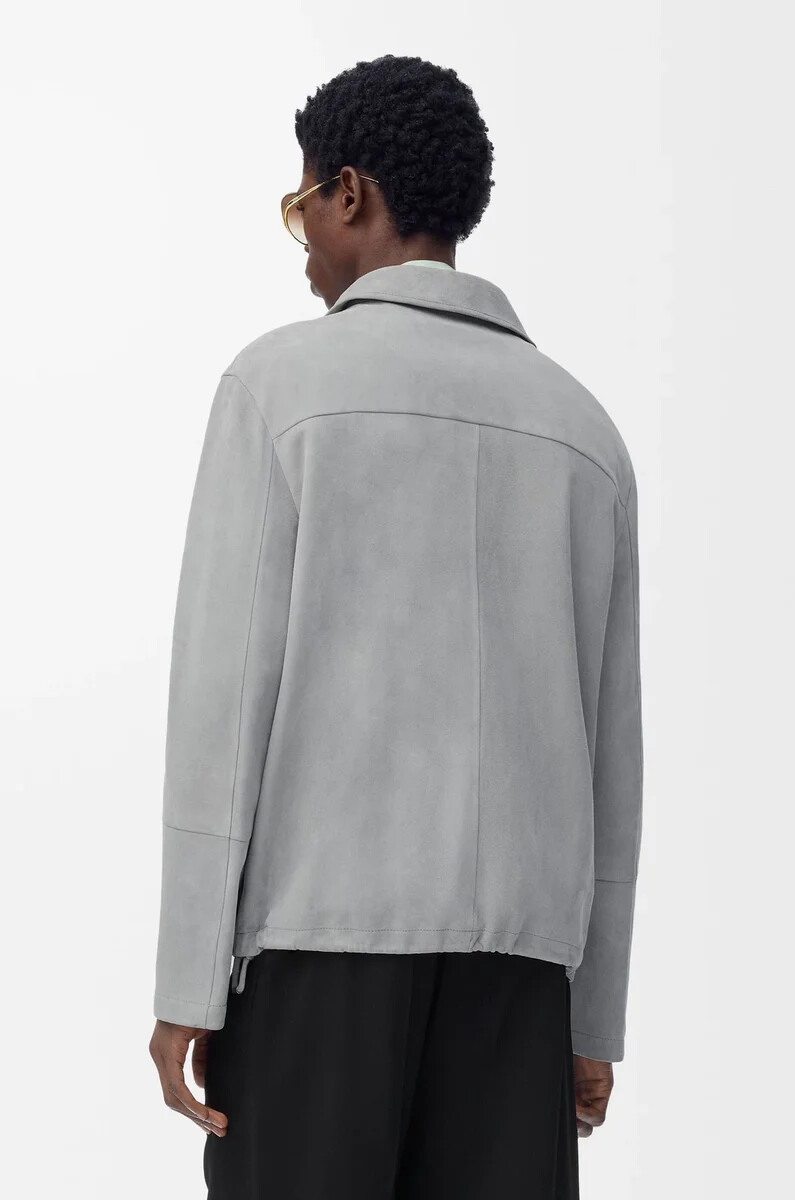 reißverschlussjacke aus hellgrauem lammveloursleder