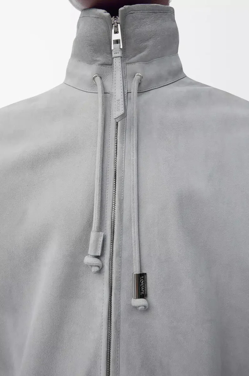 reißverschlussjacke aus hellgrauem lammveloursleder