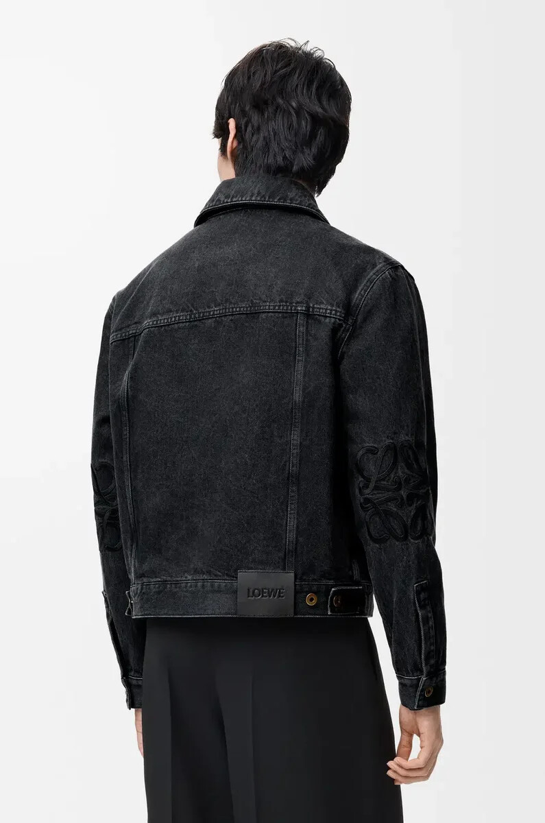 anagram-jacke aus schwarzem denim