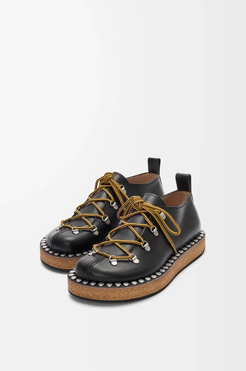 nietenschnürschuhe aus pflanzlich gegerbtem kalbsleder schwarz