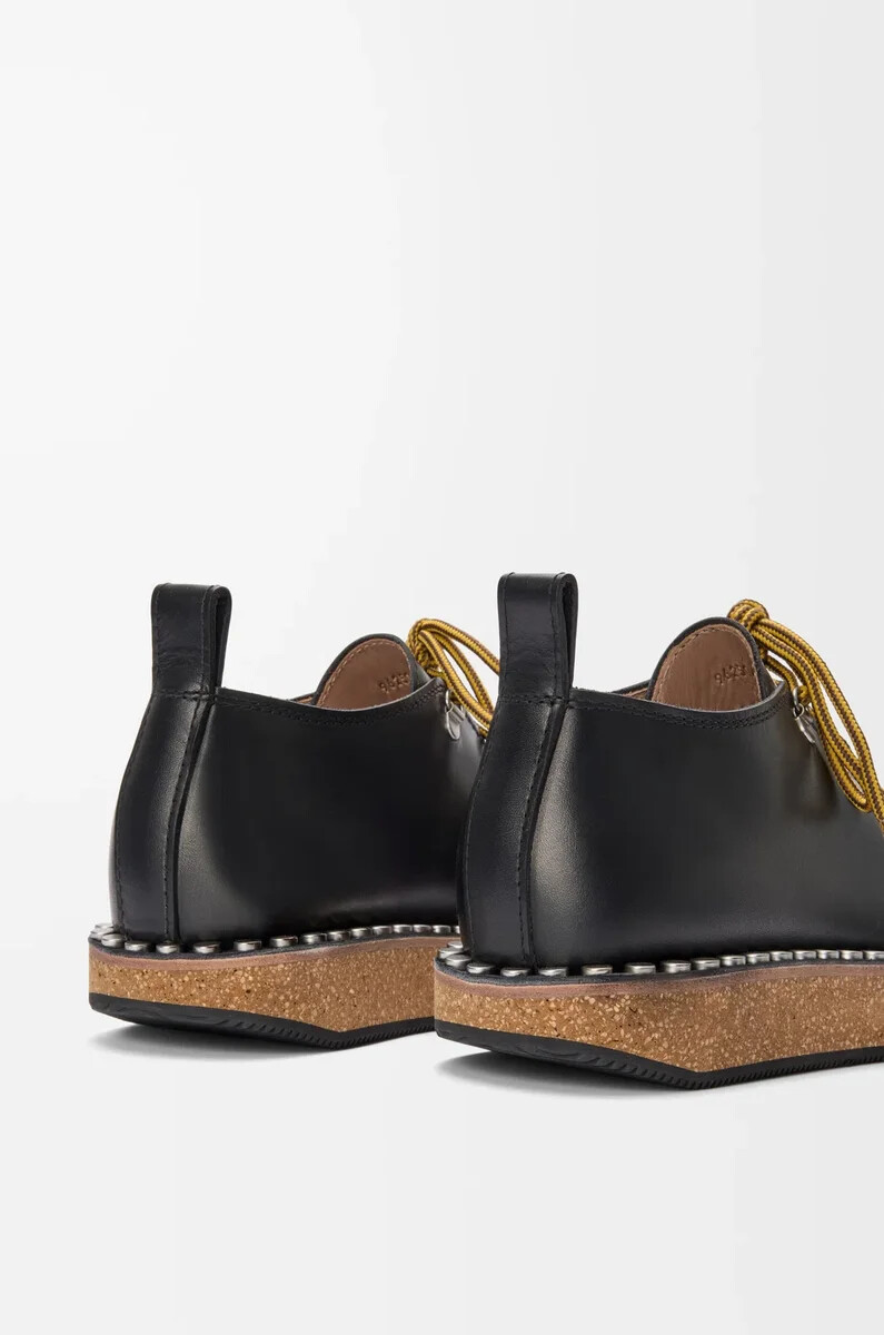 nietenschnürschuhe aus pflanzlich gegerbtem kalbsleder schwarz